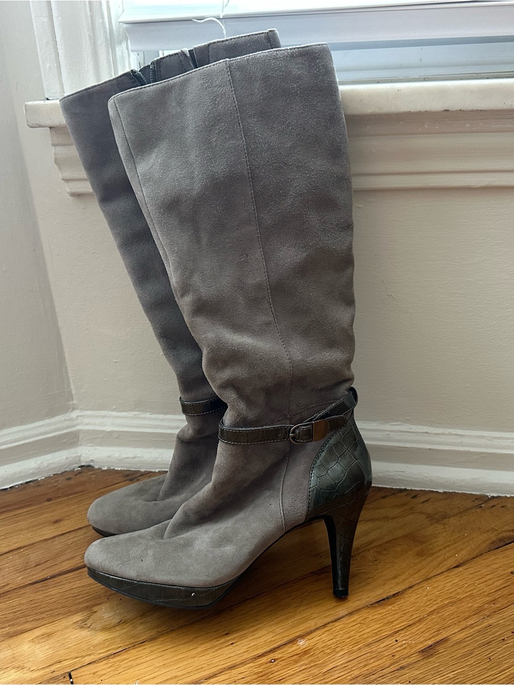Bandolino Gray Suede Knee-High Heeled Boots with Textured Heel size 8.5